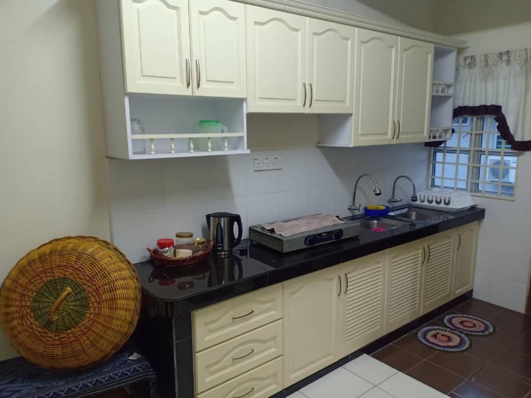 Kh Homestay Comfy N Calm Seri Manjung Exteriör bild